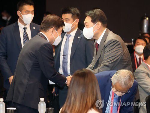 김진표 국회의장과 악수하는 윤석열 대통령(서울=연합뉴스) 서명곤 기자 = 윤석열 대통령이 13일 오전 서울 중구 신라호텔에서 열린 아시안리더십콘퍼런스에 참석, 축사를 한 뒤 김진표 국회의장과 악수하고 있다.  2022.7.13 seephoto@yna.co.kr