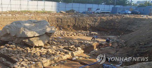 정비사업 중인 김해 구산동 지석묘(김해=연합뉴스) 상석 무게 350t으로 세계 최대 규모 지석묘(고인돌)로 확인된 경남 김해시 구산동 지석묘(경남도기념물 제280호) 정비사업 전경. 2022.8.6 [김해시 제공. 재판매 및 DB 금지] seaman@yna.co.kr