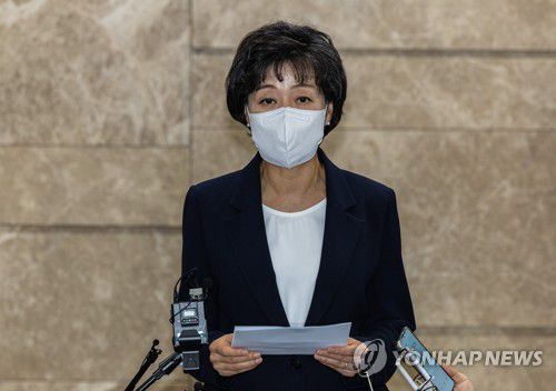 사퇴 발표하는 박순애 사회부총리(서울=연합뉴스) 황광모 기자 = 박순애 사회부총리 겸 교육부 장관이 8일 오후 서울 여의도 한국교육시설안전원에서 가진 기자회견에서 사퇴를 발표하고 있다. 2022.8.8 hkmpooh@yna.co.kr