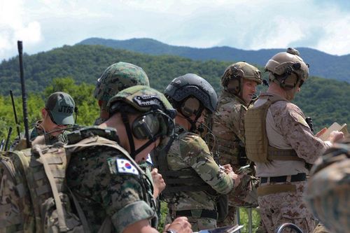 실사격 근접항공지원을 위한 계산을 수행 중인 한미 특수부대[주한 미 특수전사령부 페이스북. 재판매 및 DB 금지]