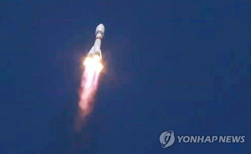 러시아 발사체에 실려 발사된 이란 위성(바이코누르 타스=연합뉴스) 이란의 '하이얌' 위성을 탑재한 로스코스모스(러시아우주공사)의 소유스-2.1b 로켓이 9일(현지시간) 카자흐스탄에서 발사되고 있다. 2022.08.09 photo@yna.co.kr