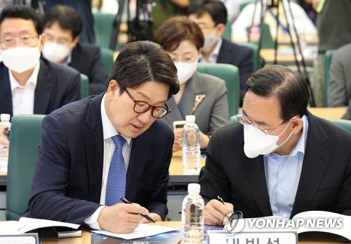 권성동·주호영 대화(서울=연합뉴스) 이정훈 기자 = 국민의힘 권성동 대표 직무대행 겸 원내대표가 지난달 14일 오후 국회 의원회관에서 열린 산업 디지털 전환 국회 포럼 'ON 미래, 산업 디지털 전환'에서 주호영 의원과 대화하고 있다. 2022.7.14 [국회사진기자단] uwg806@yna.co.kr