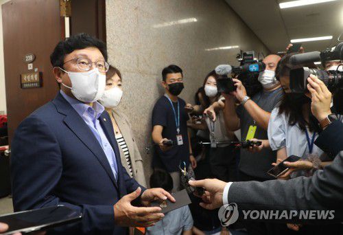 비공개 최고위 회의결과 설명하는 박형수 대변인(서울=연합뉴스) 백승렬 기자 = 국민의힘 박형수, 양금희 원내대변인이 2일 오전 서울 여의도 국회 원내대표실 앞에서 비공개 최고위원회의 결과를 설명하고 있다. 2022.8.2 [국회사진기자단] srbaek@yna.co.kr