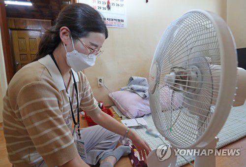 '폭염에 선풍기라도'폭염특보가 내려진 8월 4일 오후 대구 서구의 한 주택에서 서구제일종합사회복지관 오송언 사회복지사가 독거노인을 위한 선풍기를 조립하고 있다. [연합뉴스 자료사진]