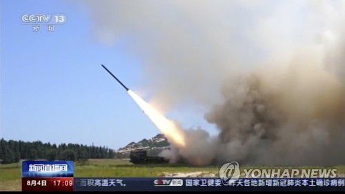 대만 해역 향해 발사되는 중국 발사체(중국 AP=연합뉴스) 지난 4일 중국 본토 미상의 장소에서 발사체가 하얀 포연을 뿜으며 발사되는 모습으로 중국 관영 중앙TV(CCTV) 영상을 캡처한 사진이다. [재판매 및 DB 금지] 2022.8.9.