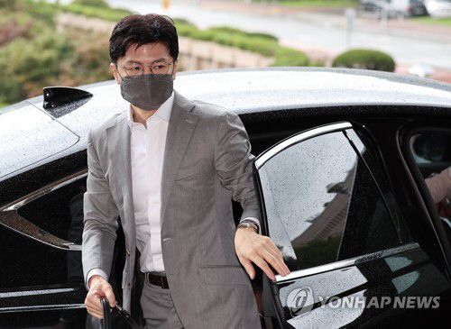 한동훈 법무부 장관 출근(과천=연합뉴스) 임헌정 기자 = 한동훈 법무부 장관이 광복절 특별사면을 위한 사면심사위원회를 하루 앞둔 8일 오전 정부과천청사로 출근하고 있다. 2022.8.8 kane@yna.co.kr