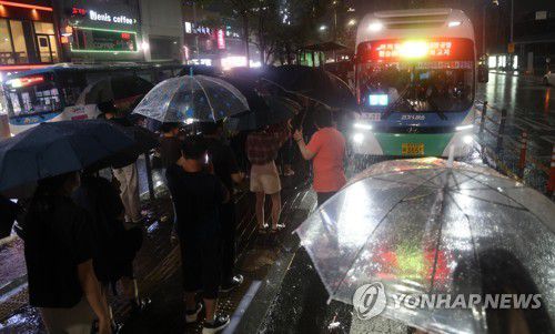 지하철 중단에 만원버스(서울=연합뉴스) 한상균 기자 = 폭우로 1호선 일부 구간이 침수된 8일 밤 영등포역 버스정류장이 시민들로 붐비고 있다.     1호선이 개봉-오류동 선로 침수로 운행을 중단했다. 2022.8.8 xyz@yna.co.kr