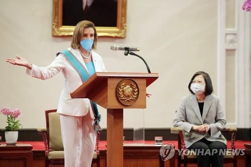 대만 총통 만나 연설하는 펠로시 미 하원의장    (타이베이 AP=연합뉴스) 낸시 펠로시(왼쪽) 미국 하원의장이 지난 3일(현지시간) 대만 타이베이 총통부에서 차이잉원 대만 총통과 만나 연설하고 있다. [대만 총통부 제공] 2022.8.9 photo@yna.co.kr