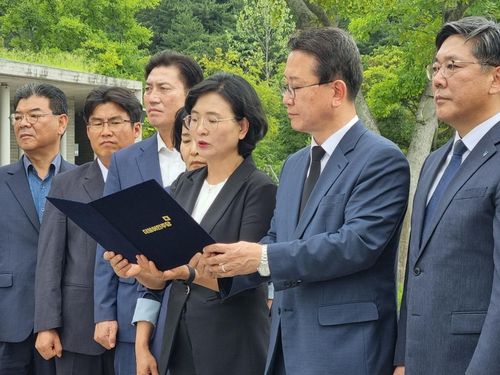 성명서 밝히는 대구·경북지역 민주당 위원장들 (대구=연합뉴스) 더불어민주당 강민구 대구시당 위원장과 임미애 경북도당 위원장 및 지역위원장들이 10일 경남 김해 봉하마을 고 노무현 전 대통령 묘역을 참배 후 성명서를 밝히고 있다. 2022.8.10 [더불어민주당 경북도당 제공. 재판매 및 DB 금지]  mtkht@yna.co.kr (끝)