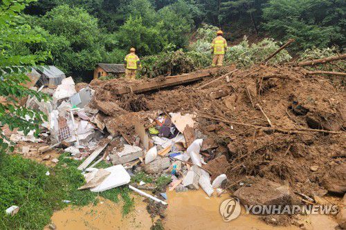 산사태에 흔적 사라진 주택(횡성=연합뉴스) 양지웅 기자 = 9일 낮 12시 54분께 강원 횡성군 둔내면 현천리에서 산사태가 발생해 주택 한 채를 덮쳐 소방당국이 실종자 수색 작업을 벌이고 있다. [연합뉴스 자료사진]