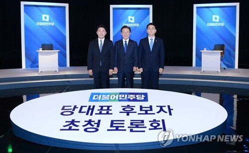 후보자 기념촬영(대전=연합뉴스) 김준범 기자 = 10일 대전시 유성구 도룡동 TJB대전방송에서 열린 '더불어민주당 당대표 후보자 방송 토론회'시작 전 강훈식, 이재명, 박용진 후보(왼쪽부터)가 기념촬영을 하고 있다. 2022.8.10 [공동취재] psykims@yna.co.kr