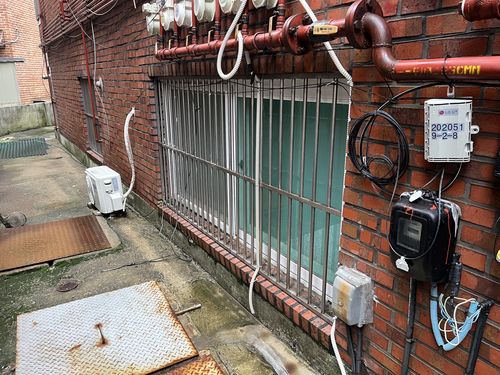 관악구 봉천동의 한 반지하 집(서울=연합뉴스) 김윤철 기자 = 서울 관악구 봉천동의 한 반지하 집 창문에 물막이판이 설치돼 있지 않고 전선이 엉켜있는 모습이다. 2022.8.11 newsjedi@yna.co.kr