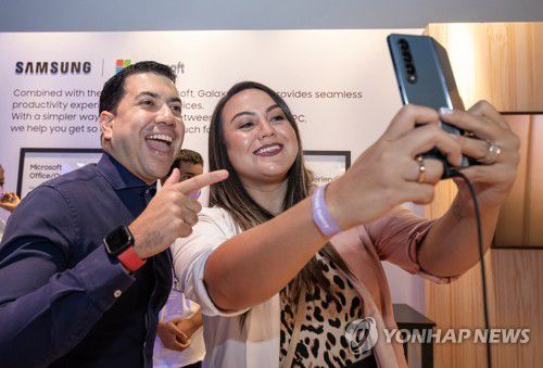 ′삼성 갤럭시Z 플립4·폴드4 공개′…미 뉴욕 체험관