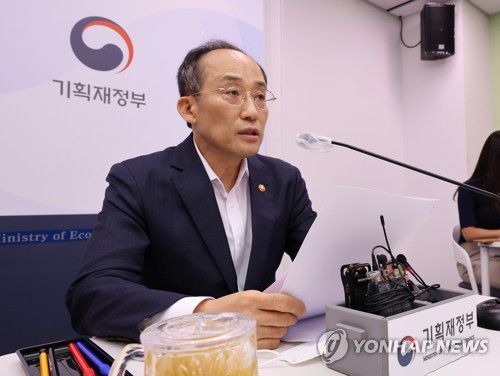 추경호 부총리 "추석 성수품, 1년 전 가격에 최대한 근접 관리"(세종=연합뉴스) 김주형 기자 = 추경호 경제부총리 겸 기획재정부 장관이 11일 오후 세종시 정부세종청사에서 추석 민생안정대책, 최근 경제상황 진단, 집중호우 피해지원과 관련한 기자간담회를 열고 발언하고 있다. 2022.8.11 kjhpress@yna.co.kr