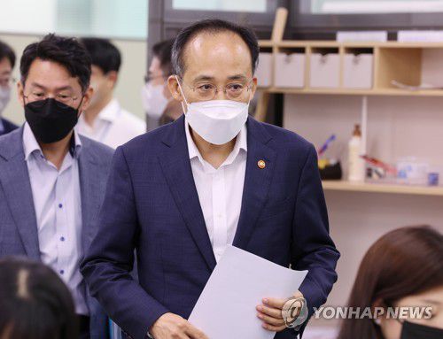 기자간담회 입장하는 추경호 부총리(세종=연합뉴스) 김주형 기자 = 추경호 경제부총리 겸 기획재정부 장관이 11일 오후 세종시 정부세종청사에서 열린 추석 민생안정대책, 최근 경제상황 진단, 집중호우 피해지원과 관련한 기자간담회에 입장하고 있다. 2022.8.11 kjhpress@yna.co.kr