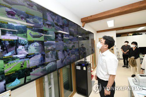 동구릉 점검하는 최응천 문화재청장(서울=연합뉴스) 최응천 문화재청장이 11일 오후 경기 구리시 동구릉을 방문해 폭우 피해 후 시설관리 현황을 점검하고 있다. 2022.8.11 [문화재청 제공. 재판매 및 DB 금지] photo@yna.co.kr