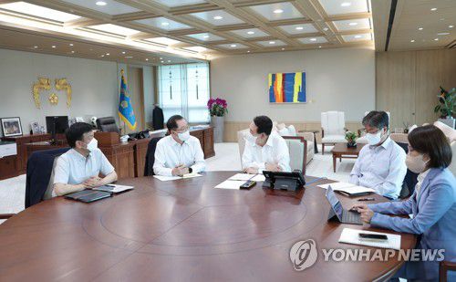 해양수산부 업무보고 받는 윤석열 대통령(서울=연합뉴스) 서명곤 기자 = 윤석열 대통령이 11일 서울 용산 대통령실 청사에서 조승환 해양수산부 장관으로부터 부처 업무보고를 받고 있다. 2022.8.11 [대통령실 제공, 재판매 및 DB 금지] seephoto@yna.co.kr