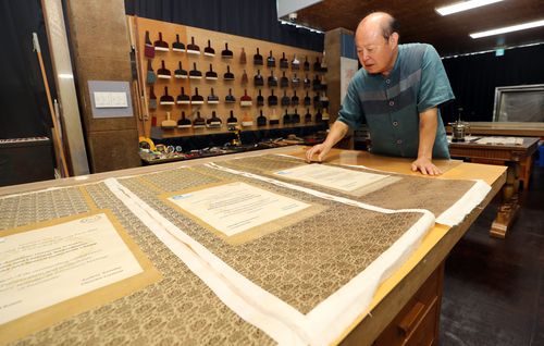 유네스코 직지 상장을 살펴보는 홍종진 배첩장[촬영 천경환 기자]