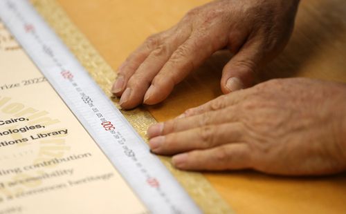 유네스코 직지 상장을 만지는 홍종진 배첩장[촬영 천경환 기자]