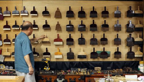 배첩 도구를 살펴보는 홍종진 선생[촬영 천경환 기자]