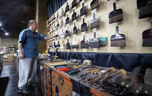 배첩 도구를 살펴보는 홍종진 선생[촬영 천경환 기자]