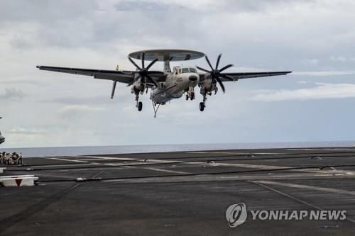 필리핀해에 배치된 미 항공모함 로널드 레이건호    (필리핀해 AP=연합뉴스) 2일(현지시간) 필리핀해에 배치된 미국 해군 항공모함 로널드 레이건호의 비행 갑판에 E-2D 호크아이 조기경보기가 착륙하고 있다. [미 해군 제공] 2022.8.4     jsmoon@yna.co.kr