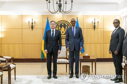 르완다 대통령 만난 블링컨 국무장관(키갈리 AP=연합뉴스) 르완다를 방문한 토니 블링컨 미국 국무장관(왼쪽)이 11일(현지시간) 수도 키갈리 대통령 관저에서 폴 카가메 르완다 대통령(가운데)과 포즈를 취하고 있다. 지난 7일부터 아프리카 순방에 나선 블링컨 장관은 앞서 남아프리카공화국과 콩고민주공화국을 방문했다. 2022.8.11 alo95@yna.co.kr