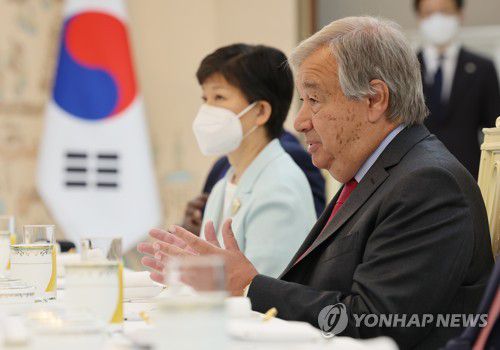 발언하는 구테흐스 유엔 사무총장(서울=연합뉴스) 서명곤 기자 = 안토니우 구테흐스 유엔 사무총장이 12일 서울 용산 대통령실 청사에서 열린 윤석열 대통령과의 오찬에서 발언을 하고 있다.    2022.8.12 seephoto@yna.co.kr