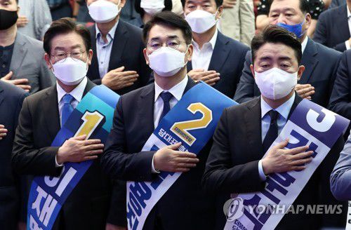 당 대표 후보 국민의례(공주=연합뉴스) 김준범 기자 = 14일 오전 충남 공주시 금흥동 충남교통연수원에서 열린 더불어민주당 당 대표·최고위원 후보 합동연설회에서 당 대표 후보들이 국민의례를 하고 있다. 왼쪽부터 이재명, 박용진, 강훈식 후보. 2022.8.14 psykims@yna.co.kr