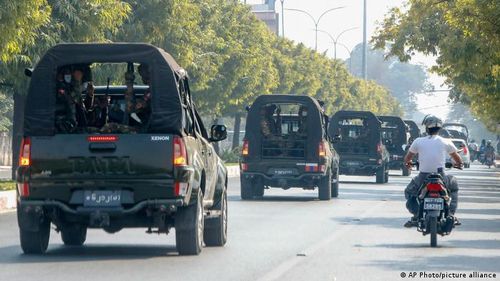양곤에서 오토바이 운행은 원칙적으로 금지되어 있으나 군경의 순찰 차량 옆을 오토바이 한 대가 유유히 지나고 있다. 단속할 경찰이 없으니 오토바이 운행은 점차 늘고 있다. [SNS 캡처. 재판매 및 DB 금지]