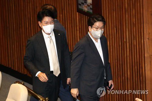 본회의장 밖으로 나가는 권성동 원내대표와 장제원 의원[연합뉴스 자료사진]