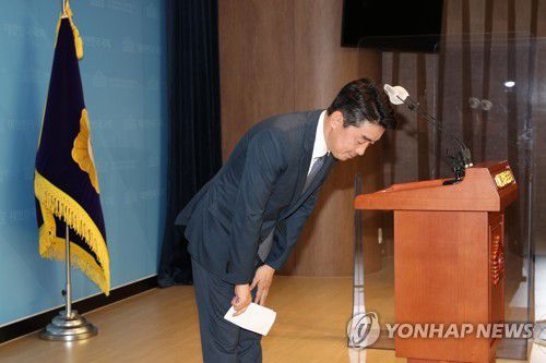 민주 당대표 후보 사퇴한 강훈식(서울=연합뉴스) 백승렬 기자 = 더불어민주당 당권주자인 강훈식 후보가 15일 국회 소통관에서 당대표 후보 사퇴 기자회견을 마친 뒤 인사하고 있다. 2022.8.15 [공동취재] srbaek@yna.co.kr