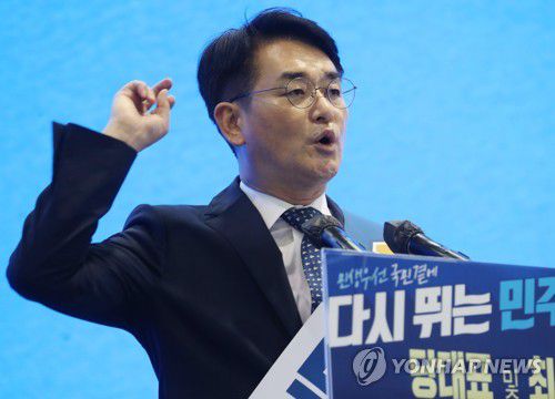 박용진 당 대표 후보, 대구서 정견 발표(대구=연합뉴스) 박세진 기자 = 더불어민주당의 8·28 전당대회 지역 순회 경선 첫날인 6일 대구 엑스코에서 열린 대구·경북 지역 합동연설회에서 박용진 당 대표 후보가 정견을 발표하고 있다. 2022.8.6 psjpsj@yna.co.kr