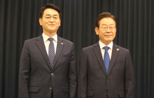 강훈식 사퇴로 득표율 상향조정…이재명 78.65%, 박용진 21.35%(전주=연합뉴스) 김동철 기자 = 지난16일 전북 전주시 덕진구 JTV전주방송에서 열린 더불어민주당 당 대표 후보자 방송 토론회에 앞서 박용진, 이재명 후보(왼쪽부터)가 기념촬영을 하고 있다. sollenso@yna.co.kr