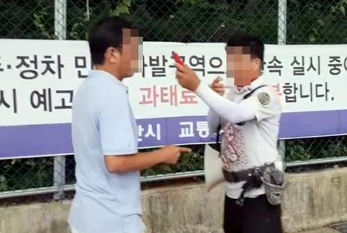 16일 오전 욕설·소란을 피우며 커터칼로 위협하는 A 씨(오른쪽)[독자 제공]