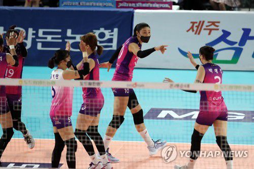 기뻐하는 흥국생명(순천=연합뉴스) 정회성 기자 = 17일 전남 순천시 팔마체육관에서 열린 2022 순천·도드람컵 프로배구대회 여자부 조별예선 흥국생명과 GS칼텍스의 경기. 1세트 흥국생명 선수들이 득점에 성공하자 기뻐하고 있다. 2022.8.17 hs@yna.co.kr