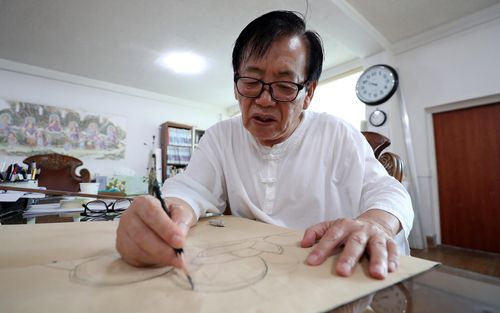 충북도 무형문화재 제9호 단청장 기능 보유자 권현규씨(청주=연합뉴스) 천경환 기자 = 충북도 무형문화재 제9호 단청장 기능 보유자인 권현규씨가 연필로 그림을 그리고 있다. 2022.8.19. kw@yna.co.kr (끝)