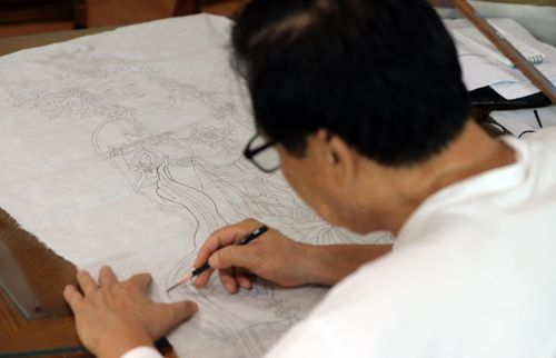 그림 그리는 단청장 기능보유자 권현규씨(청주=연합뉴스) 천경환 기자 = 충북도 무형문화재 제9호 단청장 기능 보유자 권현규씨가 청주시 청원구 내덕동 작업실에서 연필로 그림을 그리고 있다. 2022.8.19  kw@yna.co.kr (끝)