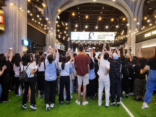 '이상한 변호사 우영우' 마지막 회 단체관람 행사(서울=연합뉴스) 강애란 기자 = 18일 오후 서울 용산구 한강로동 CGV용산점에서 열린 드라마 '이상한 변호사 우영우' 마지막 회 단체관람 행사에 몰린 사람들. 2022.8.18