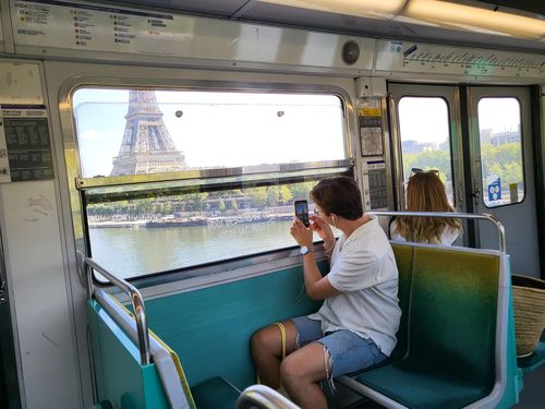 열차 안에서 바라본 에펠탑(파리=연합뉴스) 현혜란 특파원 = 18일(현지시간) 오후 프랑스 파리 지하철 6호선을 타고 비르아켐 역에서 파시 역으로 이동하는 길에 보이는 에펠탑을 사람들이 휴대전화로 촬영하고 있다. 2022.8.22 runran@yna.co.kr