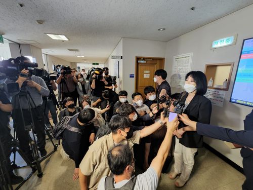 입장 밝히는 전진영 부산시 정무기획보좌관[촬영 손형주]