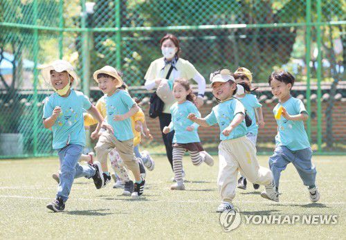 뛰노는 어린이들(서울=연합뉴스) 소풍 나온 연꽃어린이집 원생들이 지난 5월 4일 경남 함양군 어린이공원에서 달리기하며 즐거운 한때를 보내고 있는 모습. [경남 함양군 제공. 재판매 및 DB 금지]