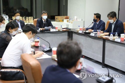 복지부, 아산병원 사고 관련 정책간담회(서울=연합뉴스) 이기일 복지부 차관이 지난 8일 서울아산병원에서 간호사 사망 사건과 관련한 정책 간담회를 하고 있는 모습. [복지부 제공. 재판매 및 DB금지]