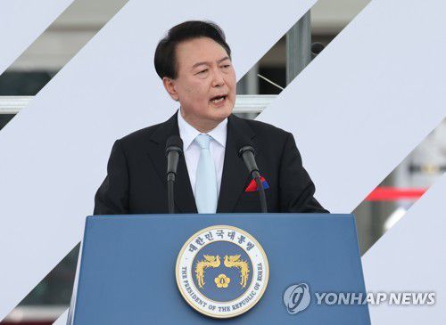 경축사하는 윤석열 대통령(서울=연합뉴스) 안정원 기자 = 윤석열 대통령이 15일 서울 용산 대통령실 청사 잔디마당에서 열린 제77주년 광복절 경축식에서 경축사를 하고 있다. 2022.8.15 jeong@yna.co.kr