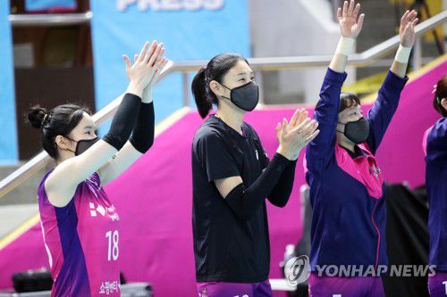 웜업존에서 응원하는 김연경(순천=연합뉴스) 천정인 기자 = 19일 전남 순천시 팔마체육관에서 열린 2022 순천·도드람컵 프로배구대회 여자부 준결승 한국도로공사와 흥국생명의 경기. 출전하지 않은 흥국생명 김연경 선수가 웜업존에서 응원하고 있다. 2022.8.19 iny@yna.co.kr