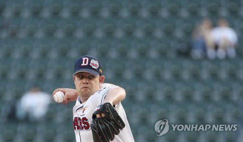 공 던지는 두산 선발 스탁(서울=연합뉴스) 이지은 기자 = 28일 오후 서울 잠실야구장에서 열린 프로야구 롯데와 두산의 경기. 3회초 두산 선발투수 로버트 스탁이 공을 던지고 있다. 2022.7.28 jieunlee@yna.co.kr