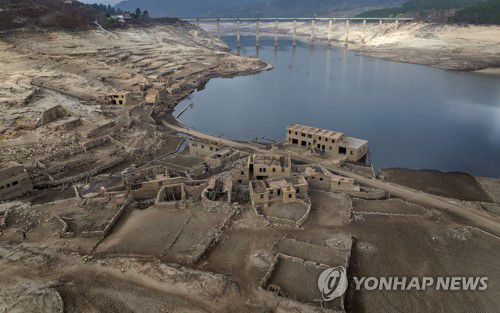 수몰됐다 가뭄에 모습 드러낸 스페인 아세레도 마을2월 12일(현지시간) 촬영. [AP 연합뉴스 자료사진. 재판매 및 DB 금지]