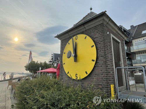 사상 최저로 떨어진 라인강 수위(엠머리히[독일]=연합뉴스) 이율 특파원 = 독일 라인강 최하류 엠머리히에서 16일(현지시간)사상 처음으로 마이너스를 가리키는 수위계. 2022.8.21 yulsid@yna.co.kr