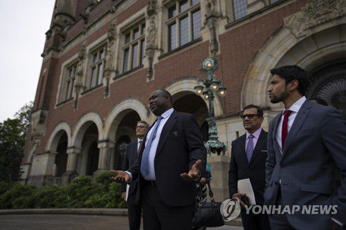 국제사법재판소 출석한 감비아 대표단[AP 연합뉴스 자료사진. 재판매 및 DB 금지]