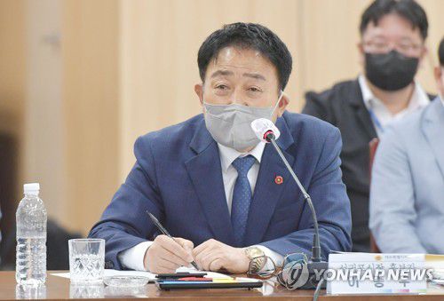 발언하는 이종우 서귀포시장 후보자(제주=연합뉴스) 민선 8기 제주도의 첫 서귀포시장으로 지명된 이종우 후보자가 18일 제주도의회 행정시장 인사청문특별위원회 회의에 참석해 발언하고 있다. 2022.8.18 [제주도의회 제공. 재판매 및 DB 금지] bjc@yna.co.kr